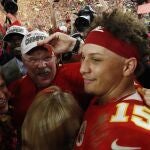 Patrick Mahomes, quarterback de los Kansas City Chiefs, celebra el triunfo en la Super Bowl