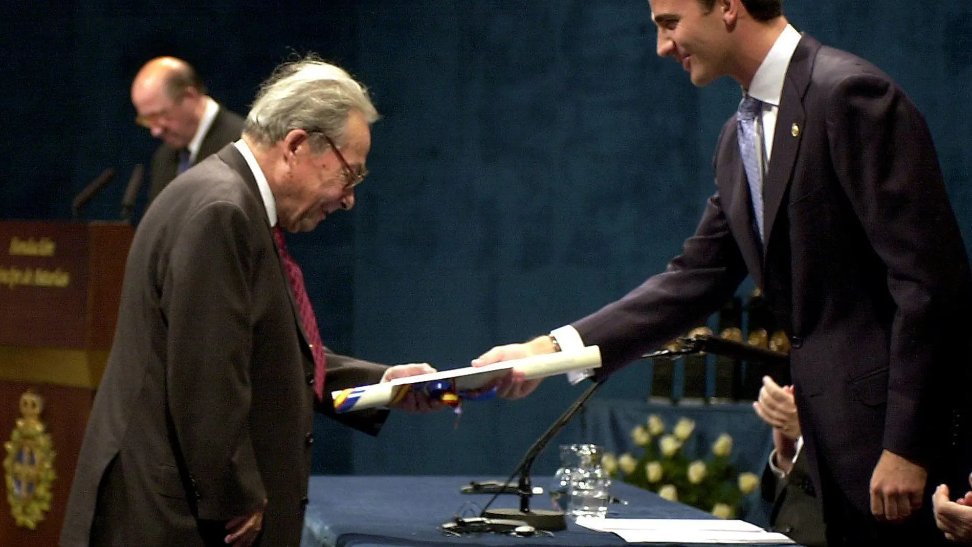 Imagen de archivo de George Steiner recibiendo el premio Príncipe de Asturias de Comunicación y Humanidades en 2001 / Efe