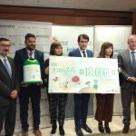 Entrega del cheque a Fundación Juegaterapia por parte de la Junta y Ecovidrio para construir una sala de cine en el Hospital Clínico de Valladolid