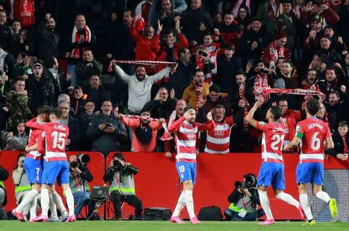 Los jugadores del Granada celebran el primer gol del equipo granadino