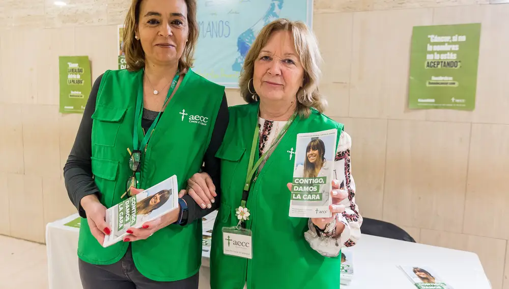 Voluntarias de la AECC explican los servicios que ofrece la Asociación en una mesa informativa en el Hospital Clínico Universitario de Valladolid en un acto antes de la pandemia