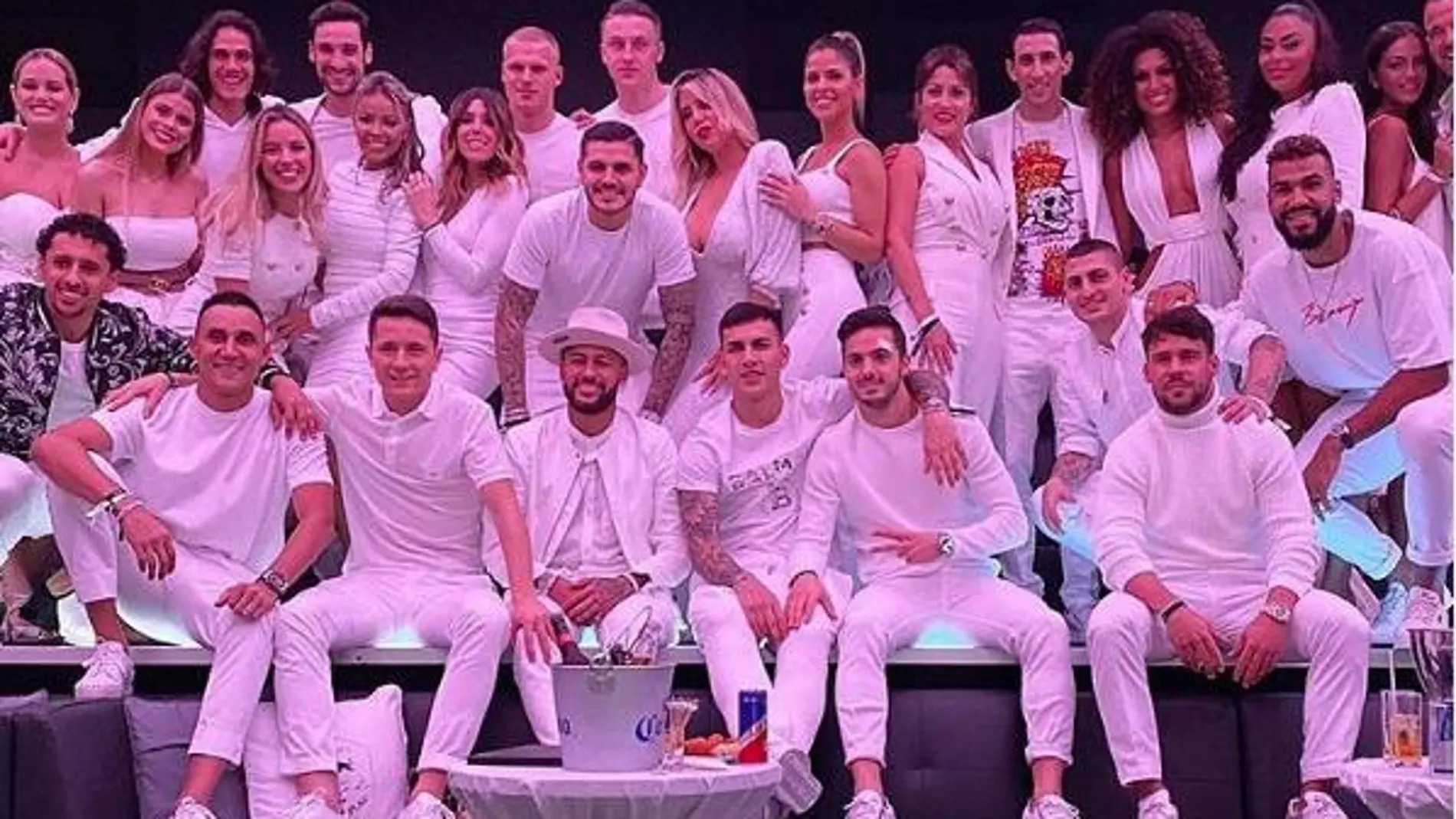 Parte de la plantilla del PSG, vestida de blanco, en la fiesta de cumpleaños de Neymar