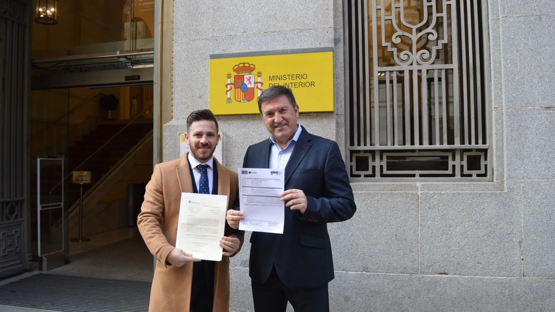 El alcalde de Humanes, José Antonio Sánchez, junto con el concejal de Seguridad Ciudadana, Héctor Barreto