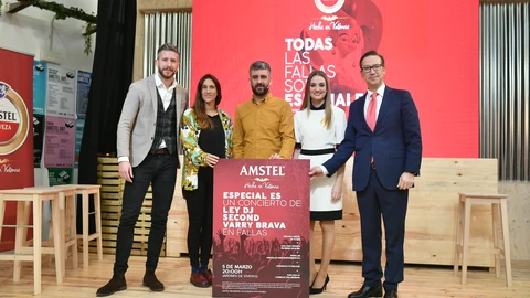 De izquierda a derecha, el responsable de "marketing" de Amstel, Daniel Quer; Ley Dj; el concejal de Cultura Festiva y presidente de Junta Central Fallera, Pere Fuset; la Fallera Mayor de Valencia 2020, Consuelo Llobell y el director regional de Relaciones Institucionales de Heineken España, Pablo Mazo