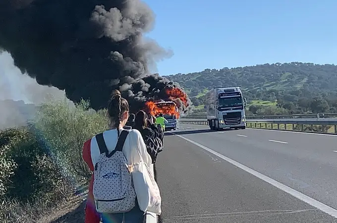 Arde completamente un autobús en la A-66 entre Mérida y Cáceres