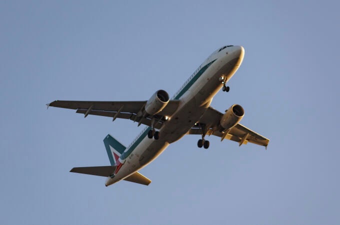 Un avión sobrevuela el aeropuero Adolfo Suarez-Madrid Barajas, tras la reapertura del espacio aéreo del aeropuerto, después de estar dos horas cerrado por la presencia de drones, en Madrid
