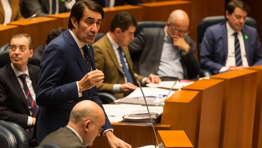 El consejero de Fomento y Medio Ambiente, Juan Carlos Suárez-Quiñones, durante el Pleno de las Cortes de Castilla y León