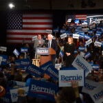 Bernie Sanders se dirige a sus seguidores anoche en Des Moines, Iowa