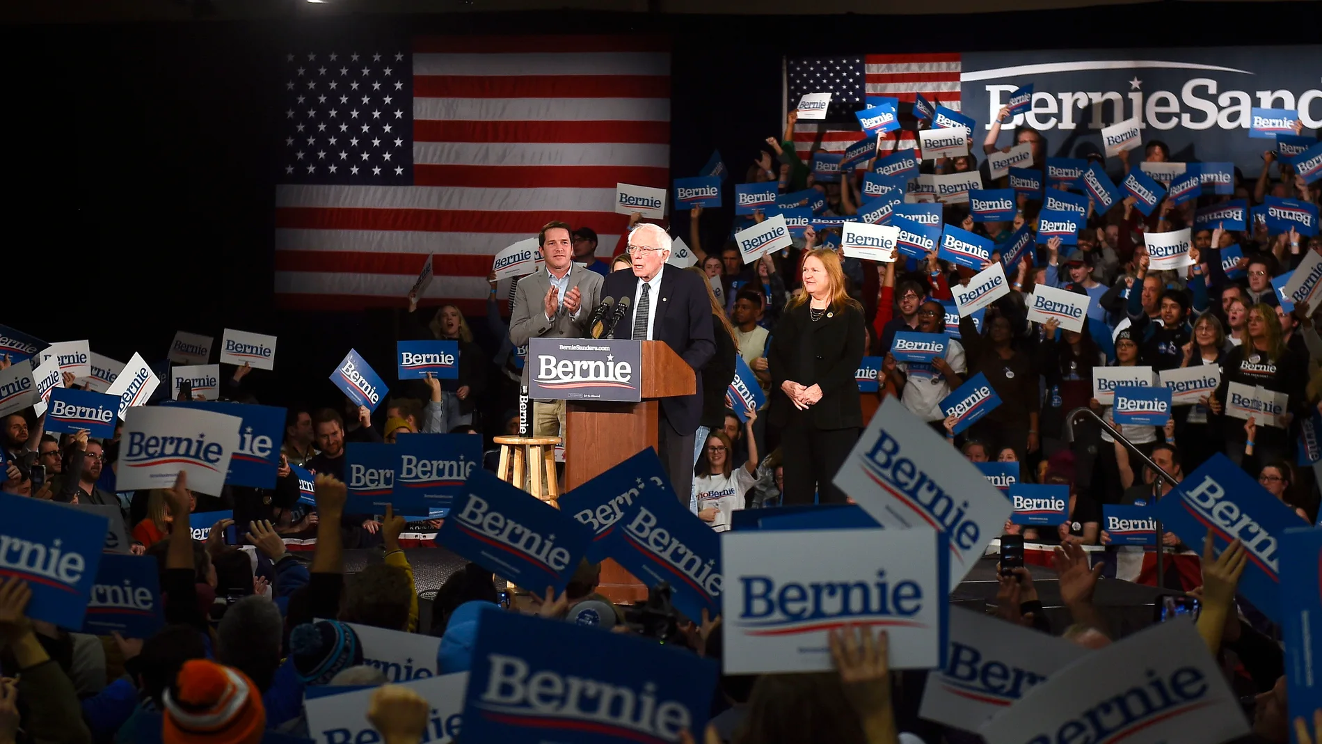 Bernie Sanders se dirige a sus seguidores anoche en Des Moines, Iowa