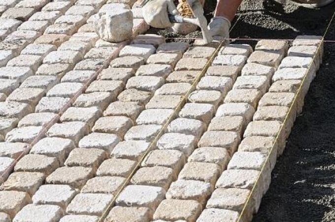 Una joven de 18 años abre la cabeza a su pareja con un adoquín