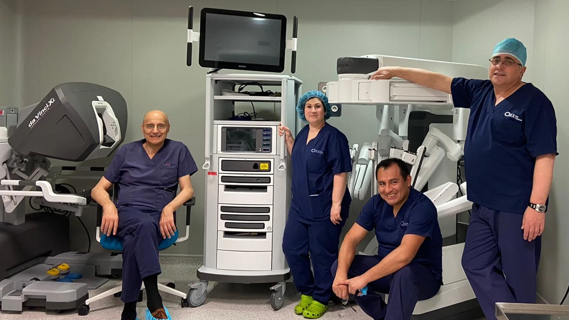 Pie de foto (izqda. a dcha.): Doctores Jesús Cisneros, Susana Sánchez, Luis Lindo y Ángel Tabernero, miembros del equipo del servicio de Urología de HLA Universitario Moncloa.