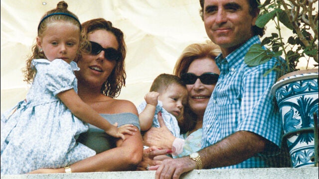 EL TORERO JOSE ORTEGA CANO Y LA CANTANTE ROCIO CON ROCIO CARRASCO Y SUS HIJOS ROCIO Y DAVID FLORES CARRASCO DURANTE LA PROCESION DE LA VIRGEN DE LA REGLA 1999LA ©KORPA .