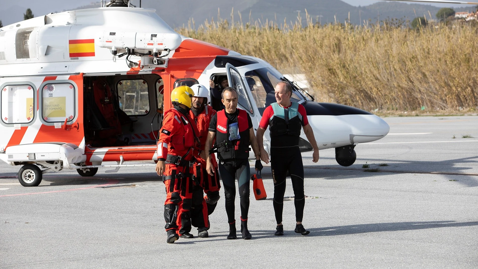 Rescatados en Almuñécar tras refugiarse en unas rocas al volcar sus piraguas
