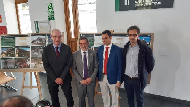 El delegado del Gobierno, Francisco Jiménez (c), junto al consejero de Fomento, José Ramón Díez de Revenga, el concejal de Desarrollo Sostenible del Ayuntamiento de Murcia, Antonio Navarro, y el gerente de Adif, Pablo Lázaro