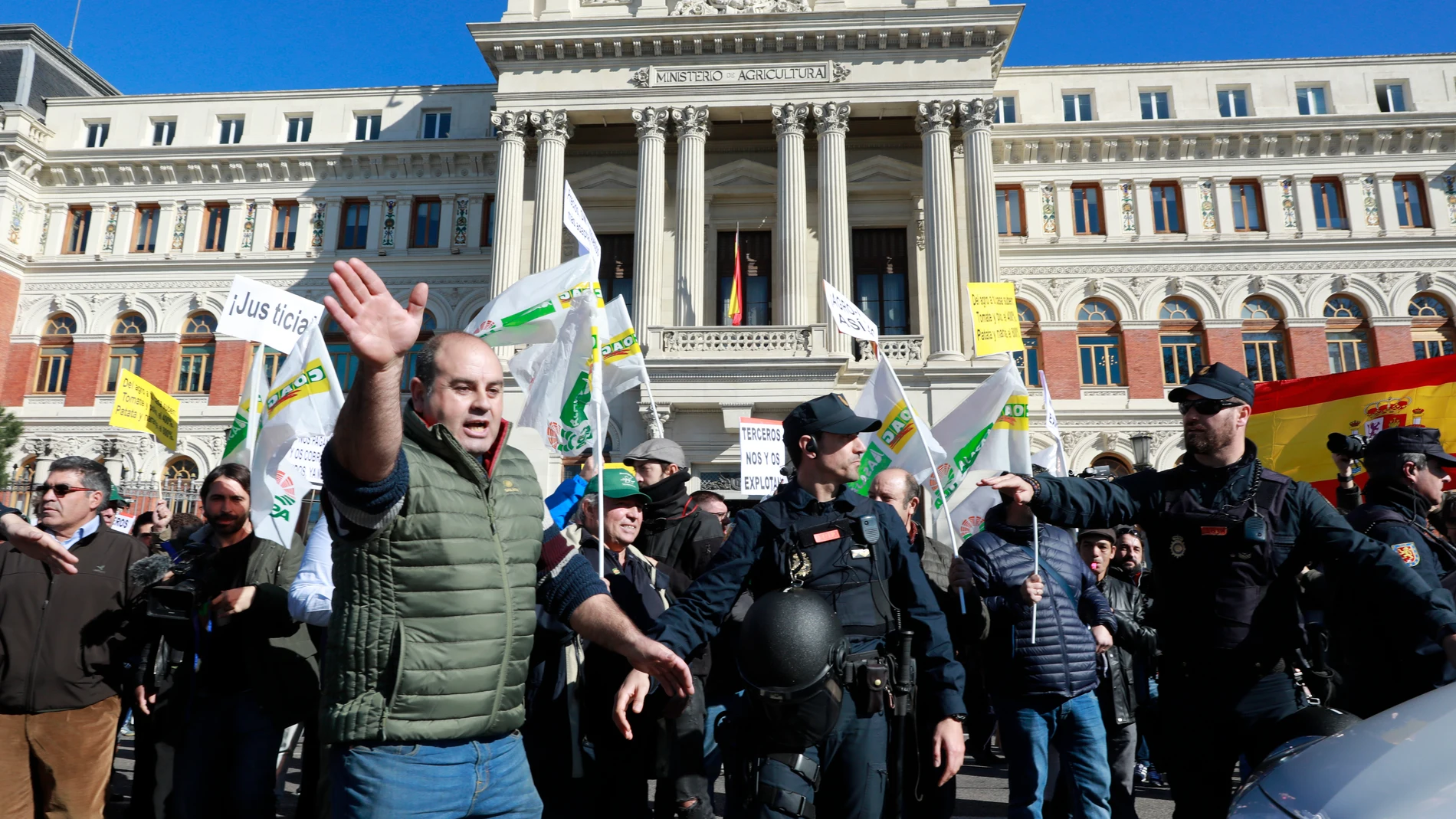 Manifestación de agricultores frente al ministerio de Agricultura en Madrid