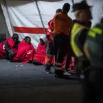 Varios inmigrantes rescatados en aguas canarias el pasado 30 de enero a bordo de dos cayucos/Borja Suarez