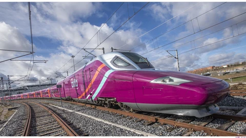 Uno de los trenes con los colores del Avlo de Renfe