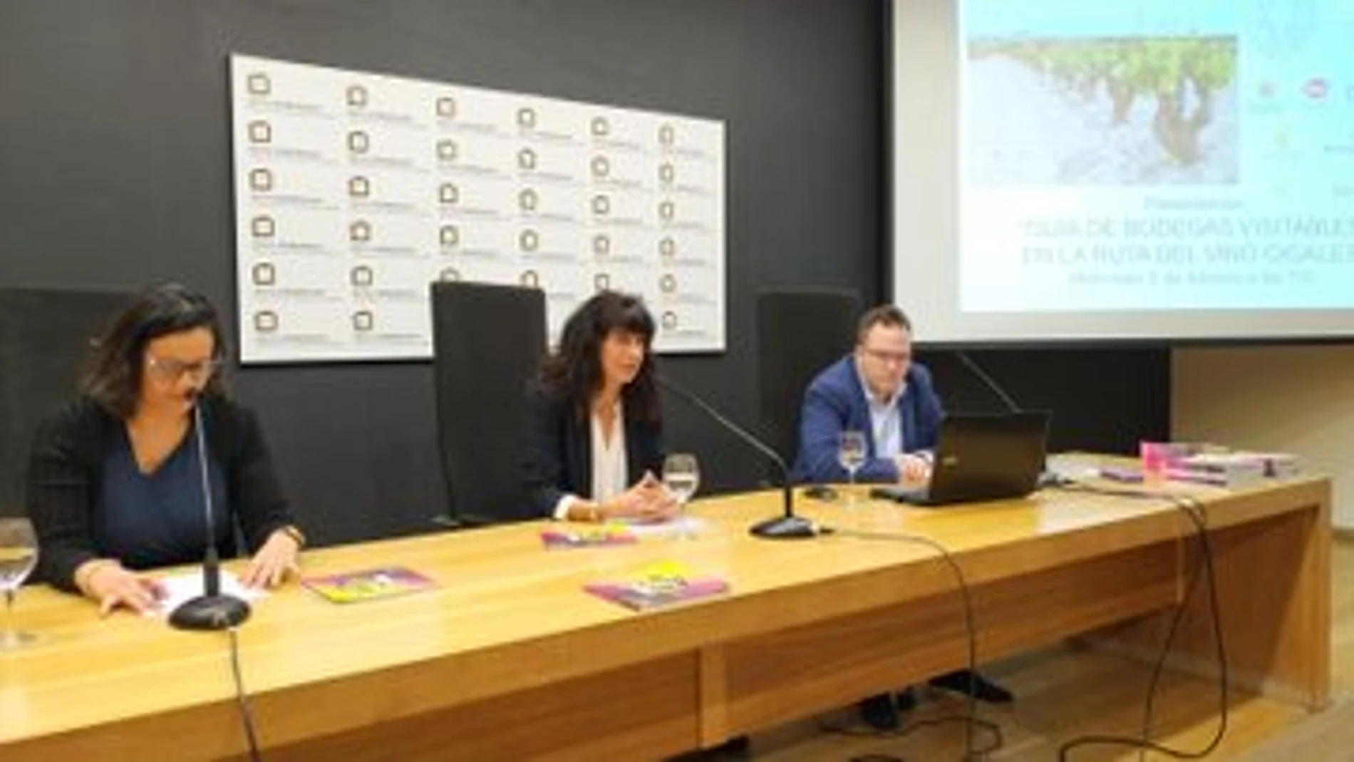 Presentación de la "Guía de Bodegas visitables en la Ruta del Vino Cigales" a cargo de la concejala Ana Redondo y la presidenta de la Ruta, Inés Salas, entre otros