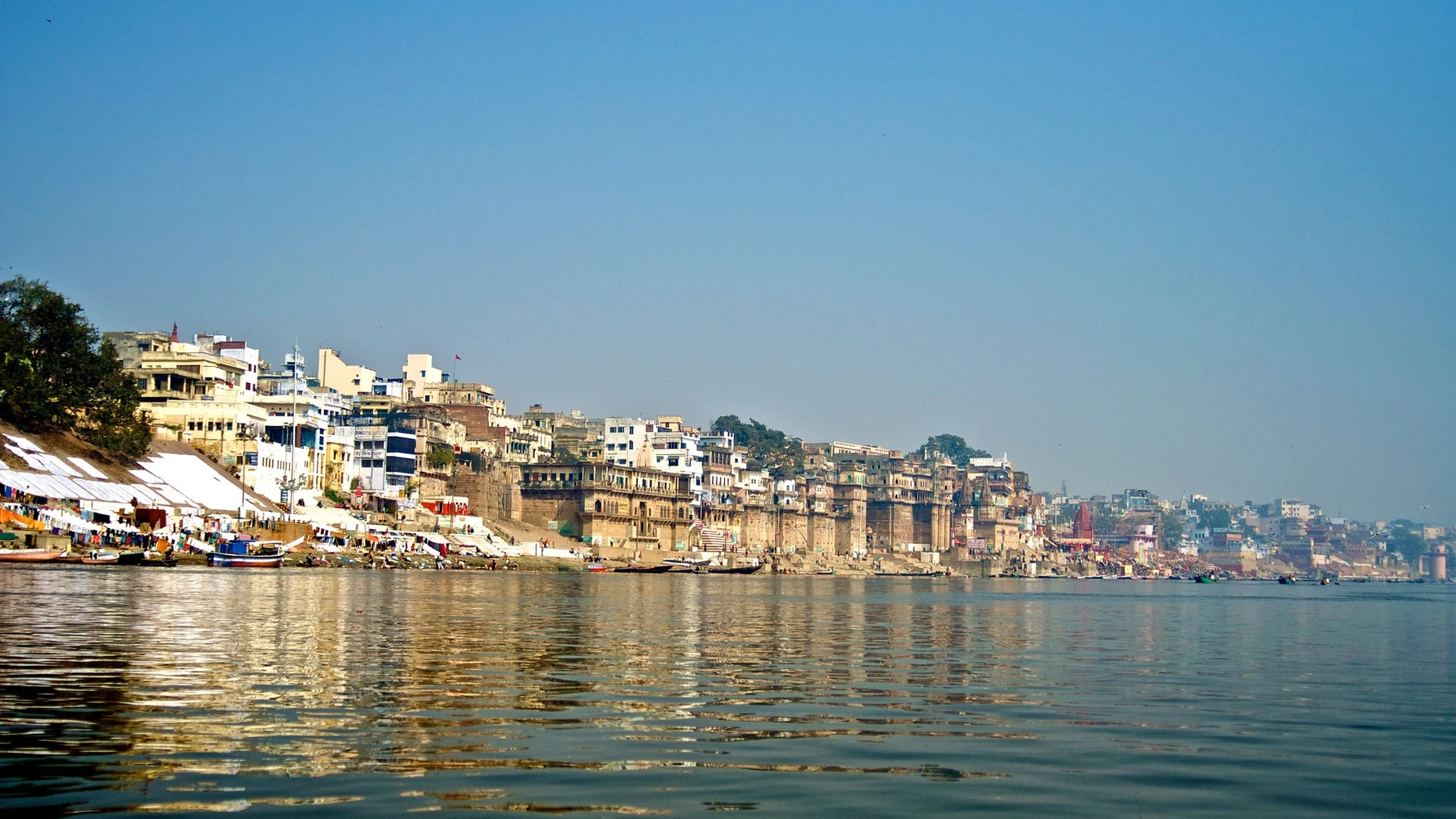 Vista de Benarés desde el río Ganges