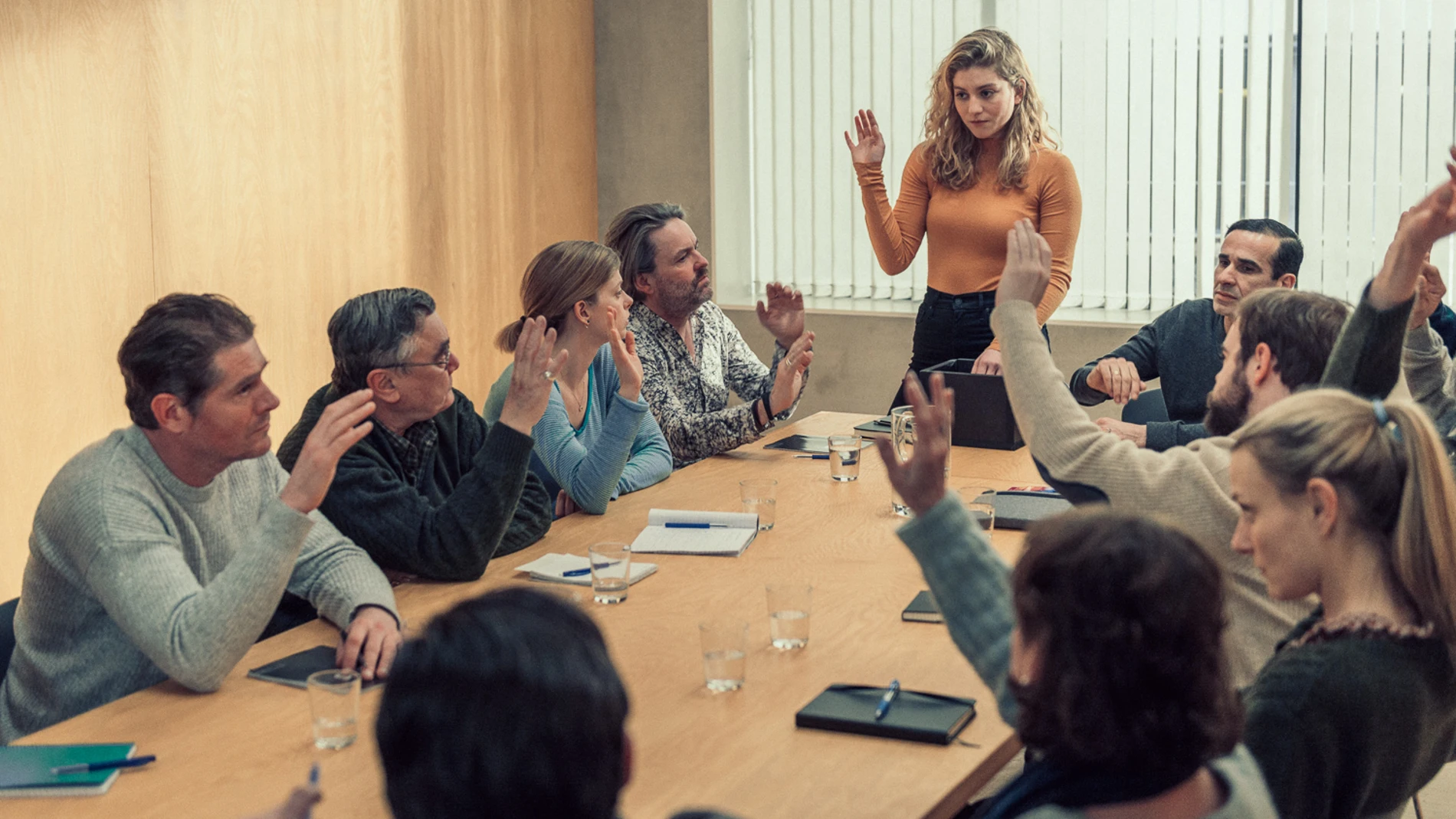 Los protagonistas de la serie "El jurado" tomando una decisión