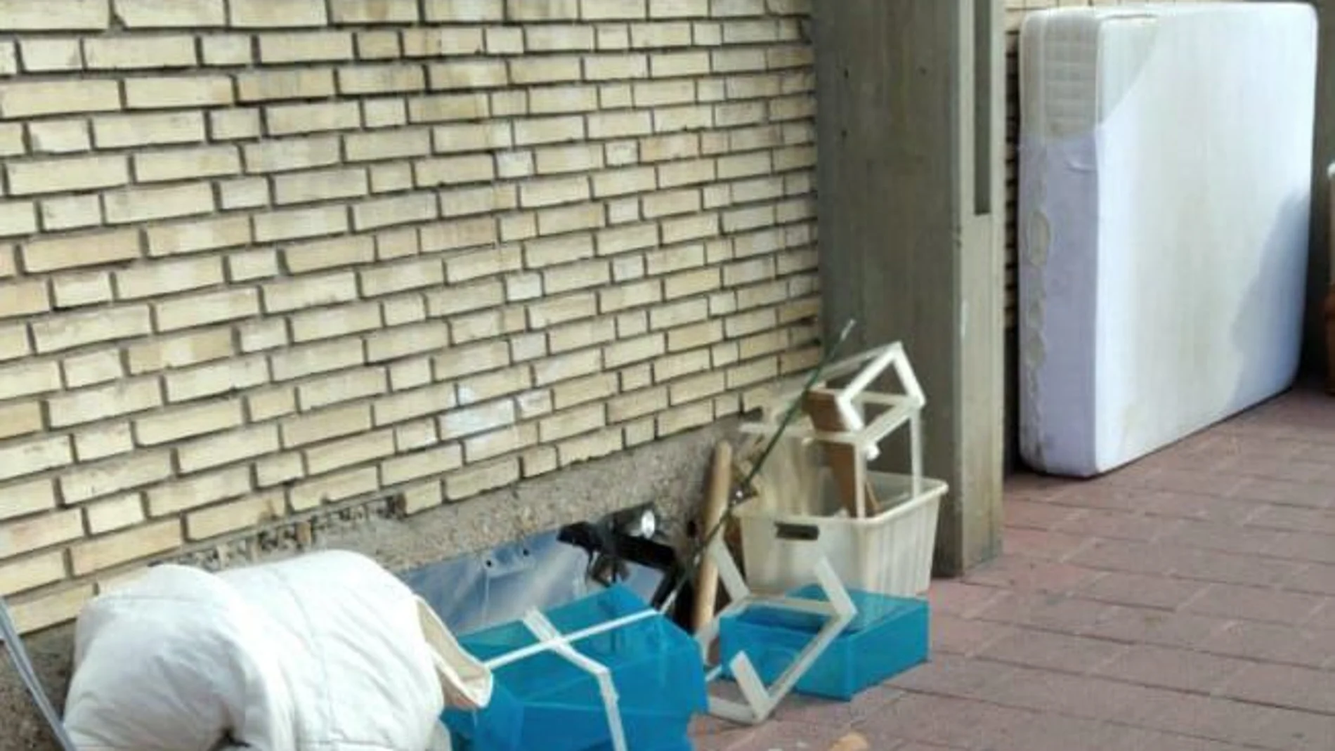 Basura acumulada en una de las paredes de la parroquia de San Ignacio de Loyola