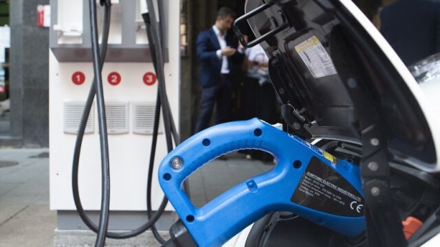 Primer punto de recarga eléctria en la A-66