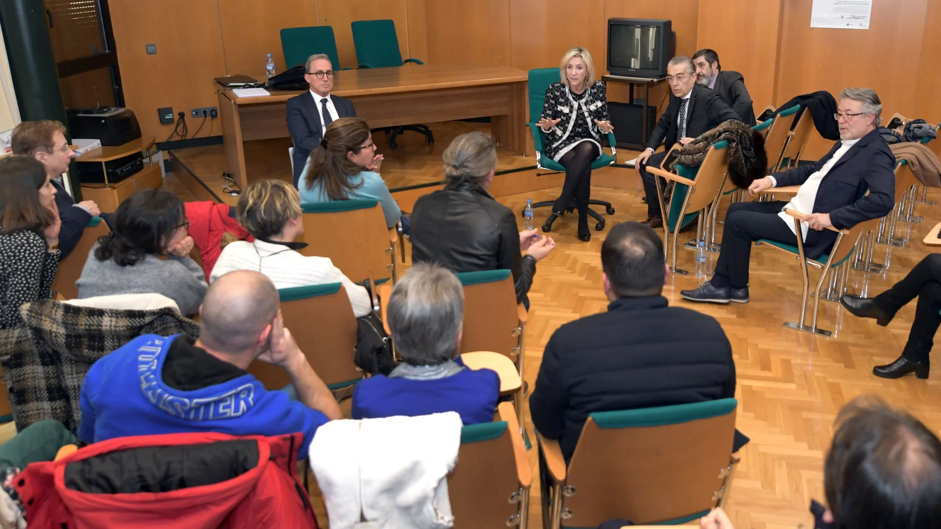 Reunión de la consejera de Sanidad, Verónica Casado, con profesionales de Urgencias de Atención Primaria