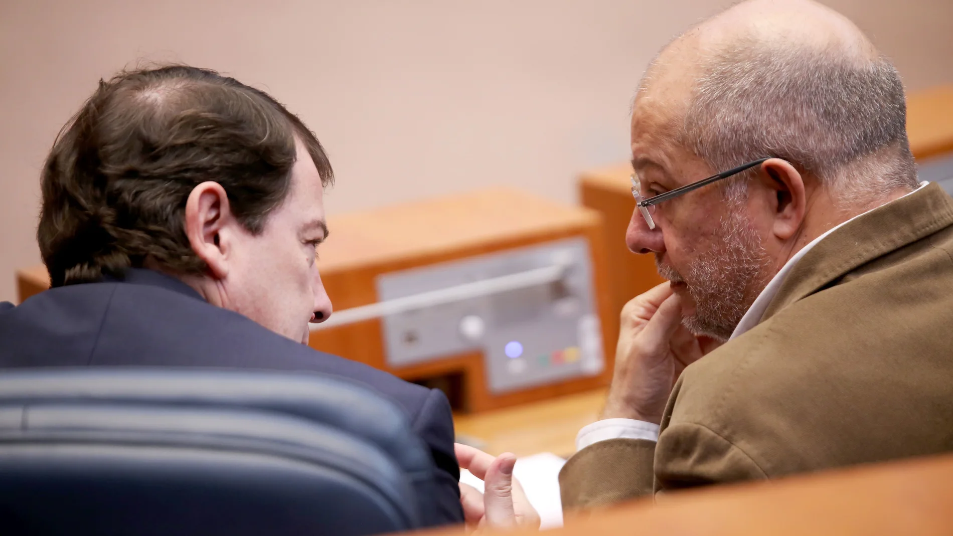 El presidente de la Junta, Alfonso Fernández Mañueco, y el vicepresidente de la Junta y consejero de Transparencia, Ordenación del Territorio y Acción Exterior, Francisco Igea, conversan durante el Pleno de las Cortes