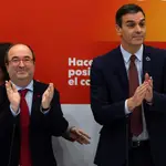 El presidente del Gobierno, Pedro Sánchez (d), junto al secretario general del PSC, Miquel Iceta (i), durante su reunión de este jueves en Barcelona. EFE/ Enric Fontcuberta