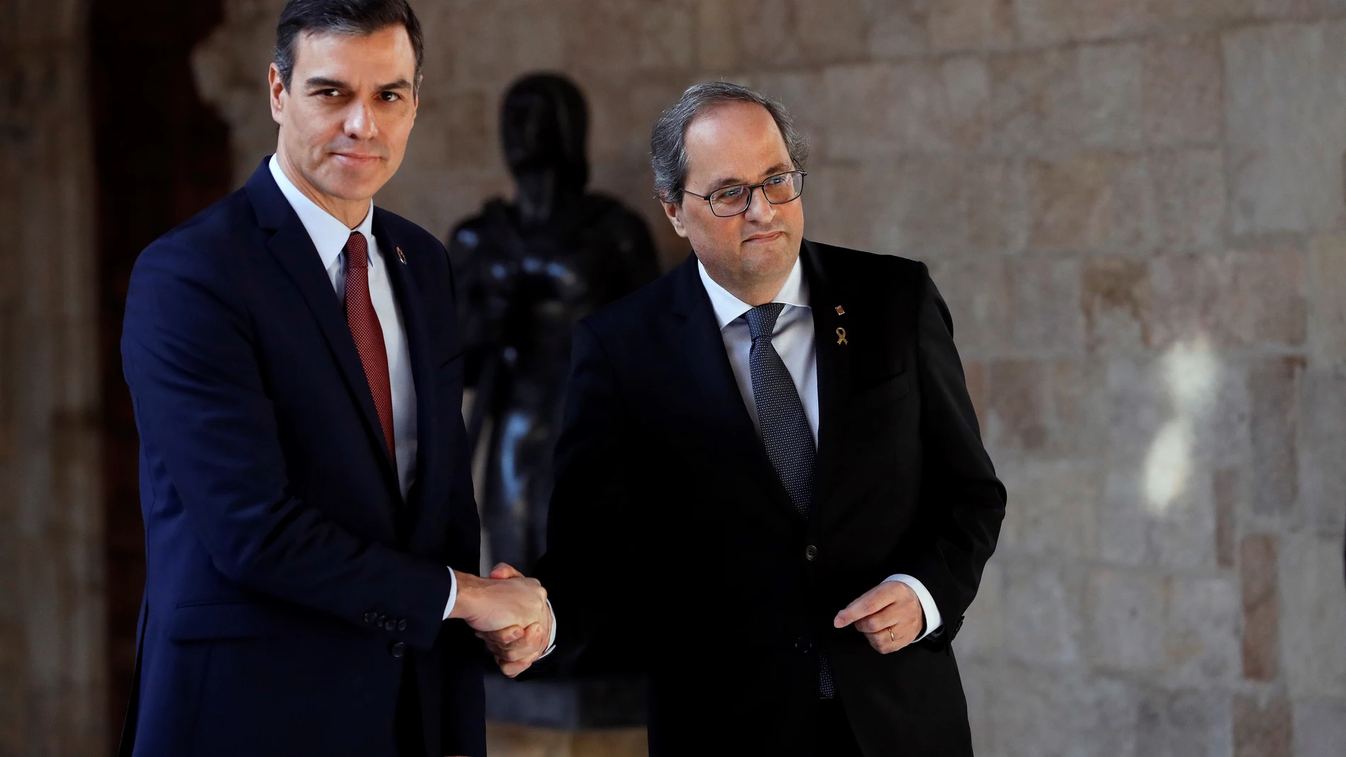 El presidente de la Generalitat, Quim Torra (dech) recibe al presidente del Gobierno, Pedro Sánchez (izq), posan juntos antes de su reunión, en Barcelona