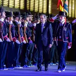 Torra saluda a los Mossos con el uniforme de gala en un acto previo a la Diada de 2018