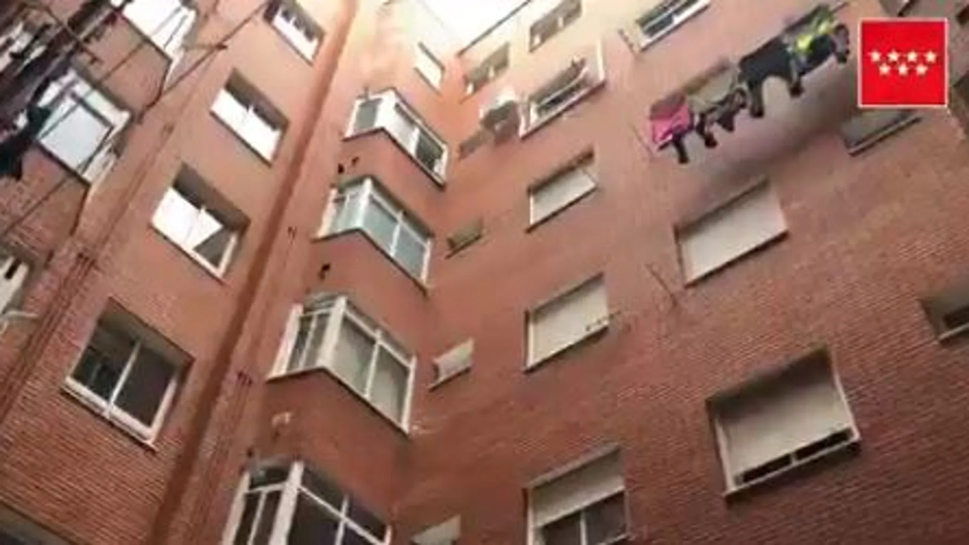 Se precipitó desde un quinto piso de un edificio de la calle Elio Antonio de Nebrija de Getafe