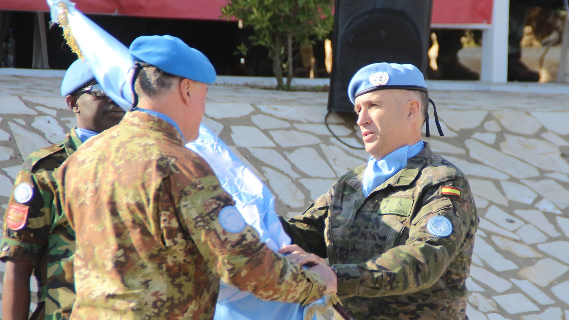 El General de Brigada Marcos Llagó Navarro (derecha) recibe la bandera de la ONU en Líbano