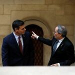 El presidente de la Generalitat, Quim Torra y el presidente del Gobierno, Pedro Sánchez en Palau de la Generalitat, antes de su reunión, en Barcelona el 6 de febrero