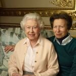 Imagen de la Reina de Inglaterra con su hija, la princesa Ana
