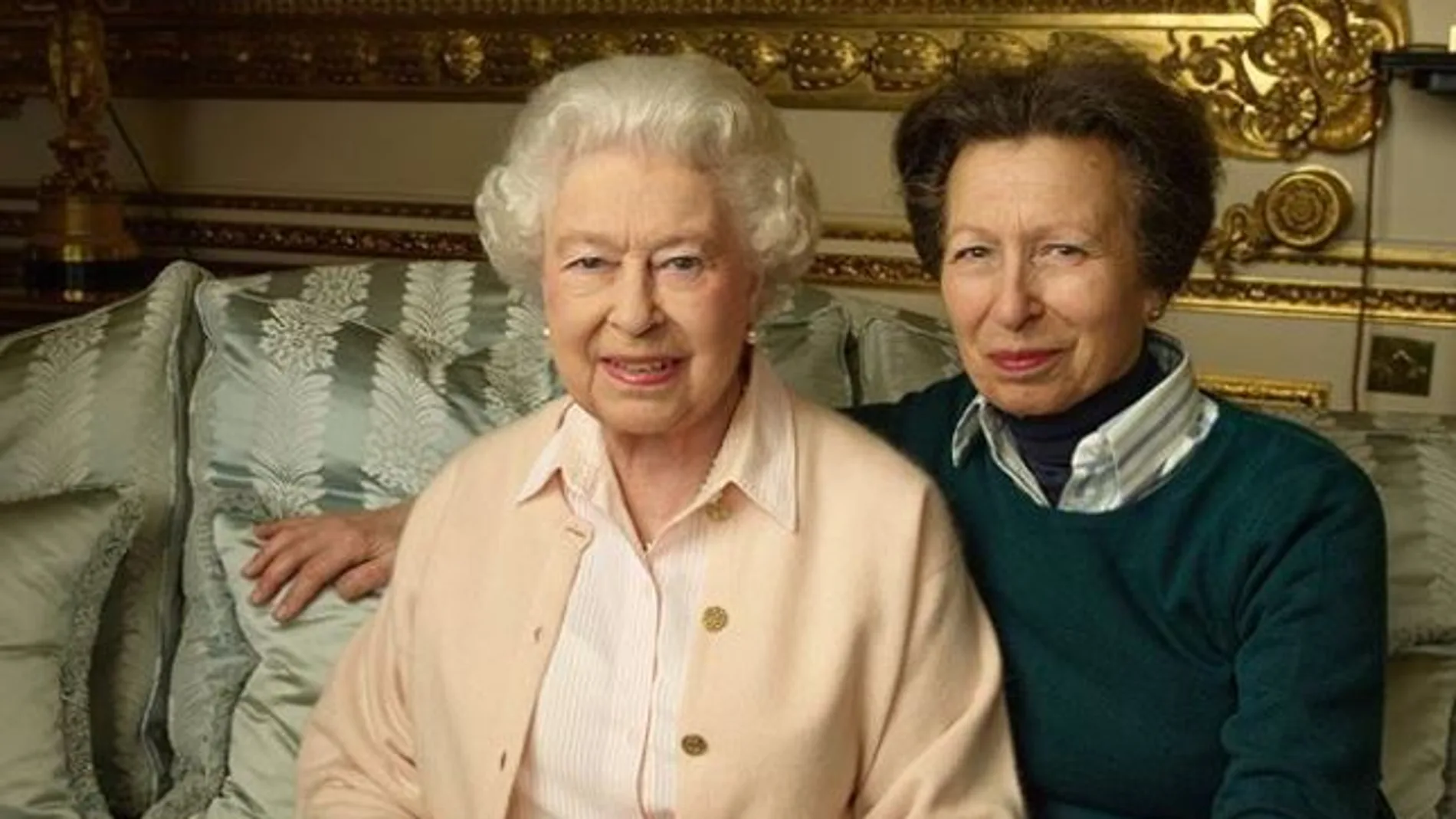 Imagen de la Reina de Inglaterra con su hija, la princesa Ana