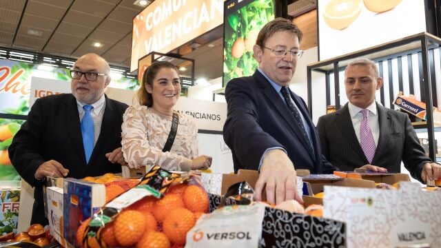 El presidente de la Comunidad valenciana, Ximo Puig, junto con la consejera de Agricultura, Mireia Mollà, en la feria Fruitlogistic de 2020