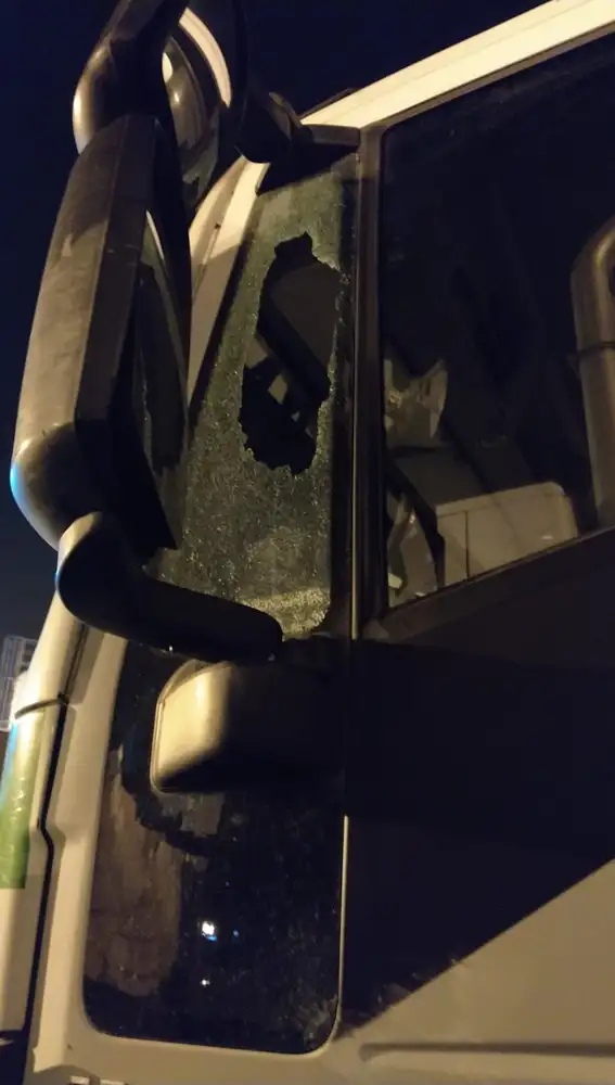 Impacto en una de las ventanillas de la cabina del conductor de un camión del servicio de recogida de residuos que van a Valdemingómez y que reciben pedradas.