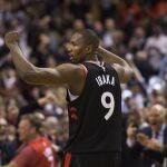 Ibaka celebra el triple decisivo que sirvió para derrotar a los Pacers