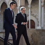 El presidente de la Generalitat, Quim Torra (dech) y el presidente del Gobierno, Pedro Sánchez (izq), a su llegada al Palau de la Generalitat