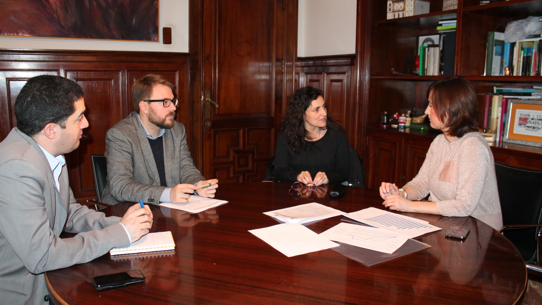 Imagen de archivo de la exdirectora general, Inmaculada Carda (en el centro), actual asesora del conseller Vicent Marzà