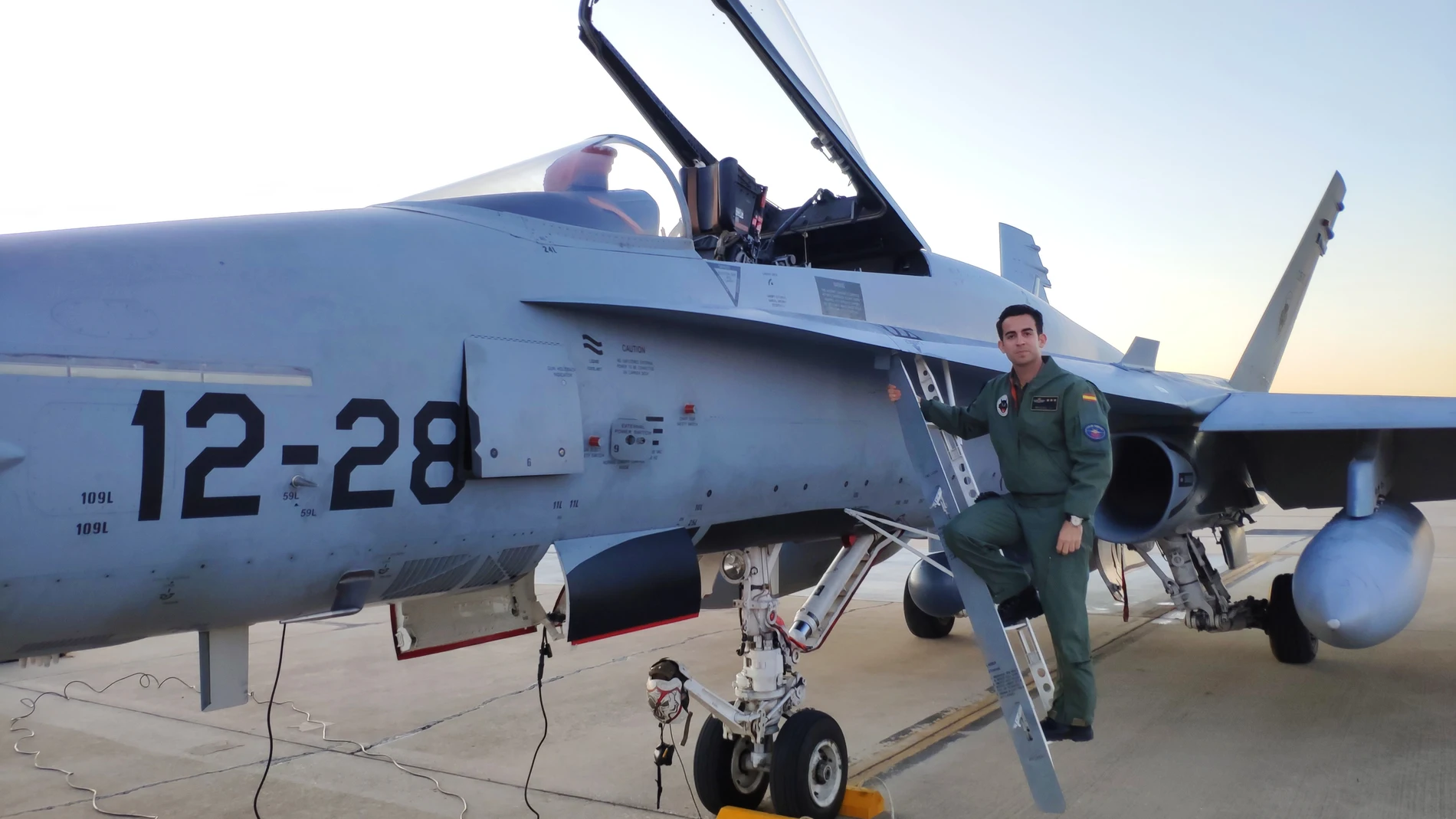 El capitán Macias con su F-18 en Torrejón