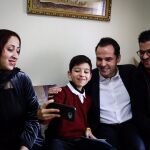 Aguado ha visitado en Leganés a Mohammed Elkinani y a su madre Nabila, protagonistas de esa llamada atendida por Emergencias de la Comunidad de Madrid