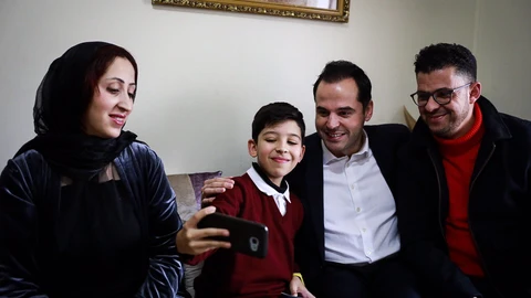 Aguado ha visitado en Leganés a Mohammed Elkinani y a su madre Nabila, protagonistas de esa llamada atendida por Emergencias de la Comunidad de Madrid