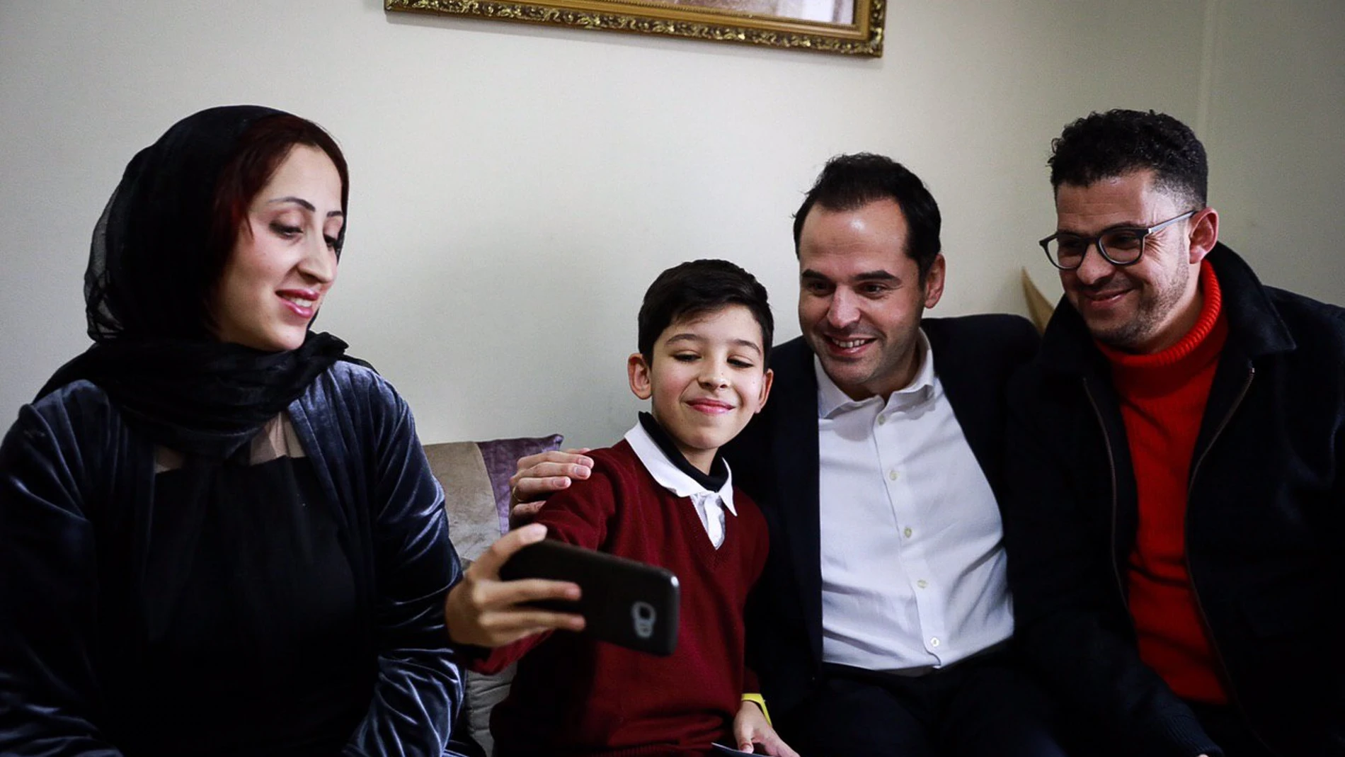 Aguado ha visitado en Leganés a Mohammed Elkinani y a su madre Nabila, protagonistas de esa llamada atendida por Emergencias de la Comunidad de Madrid