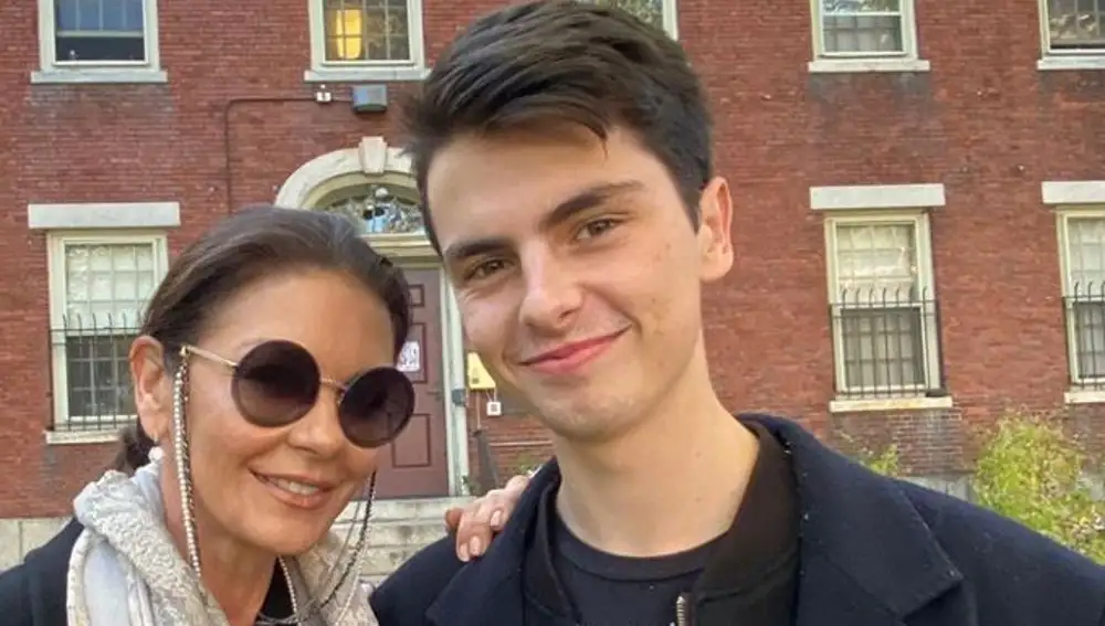 La actriz, visitando a su hijo Dylan en la universidad
