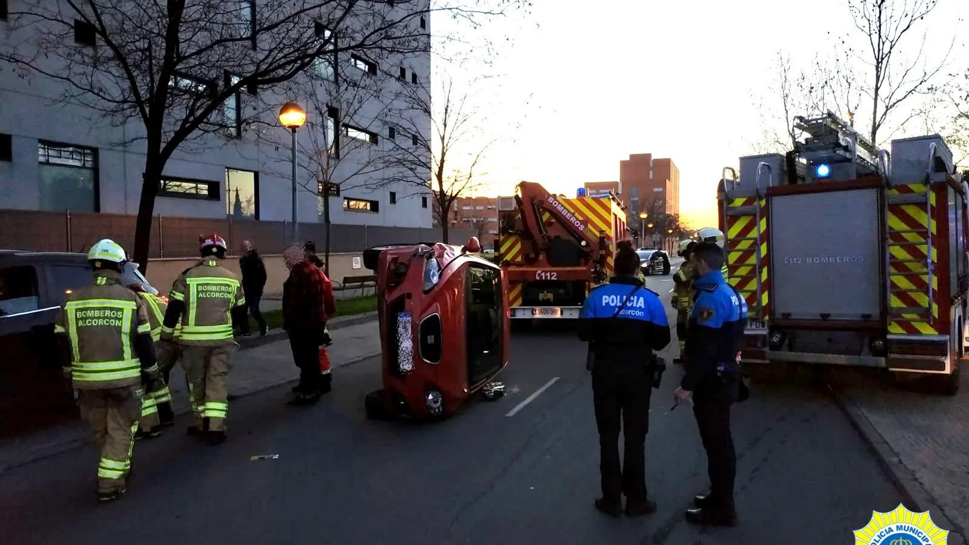 Uno de los coches volcados en una calle de Alcorcón