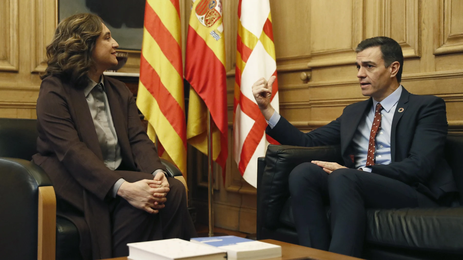 La alcaldesa de Barcelona, Ada Colau, recibe este viernes en la sede del Ayuntamiento al presidente del Gobierno, Pedro Sánchez, dentro de la visita institucional de dos días a Cataluña. EFE/ Toni Albir