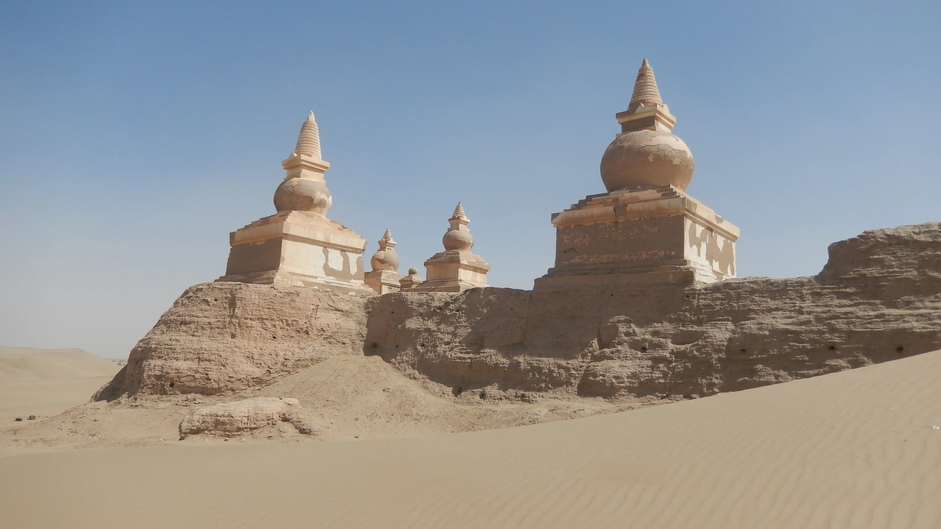 Vista de las murallas de Khara Khoto, con las estupas que la coronan en el sector noroeste