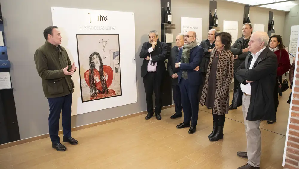 El consejero de Cultura y Turismo, Javier Ortega, junto al presidente de Protos, Edmundo Bayón, y la presidenta de la Fundación Miguel Delibes, Elisa Delibes, en el acto de Homenaje al escritor en la bodega Protos en Peñafiel